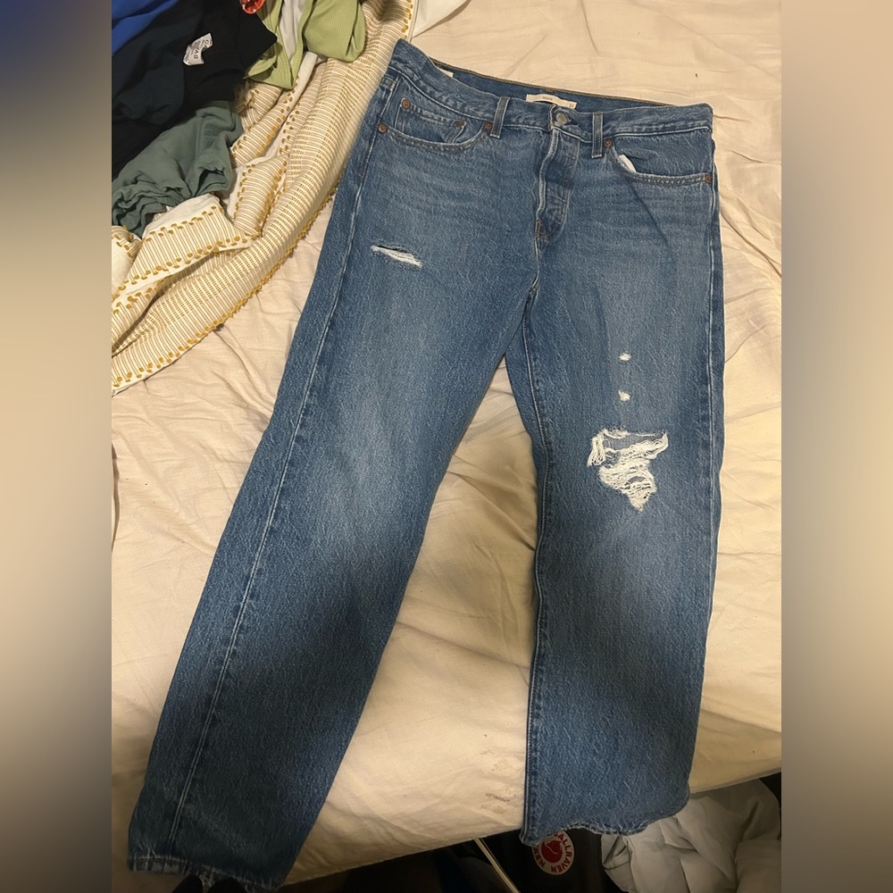 Levi’s distressed wedgie